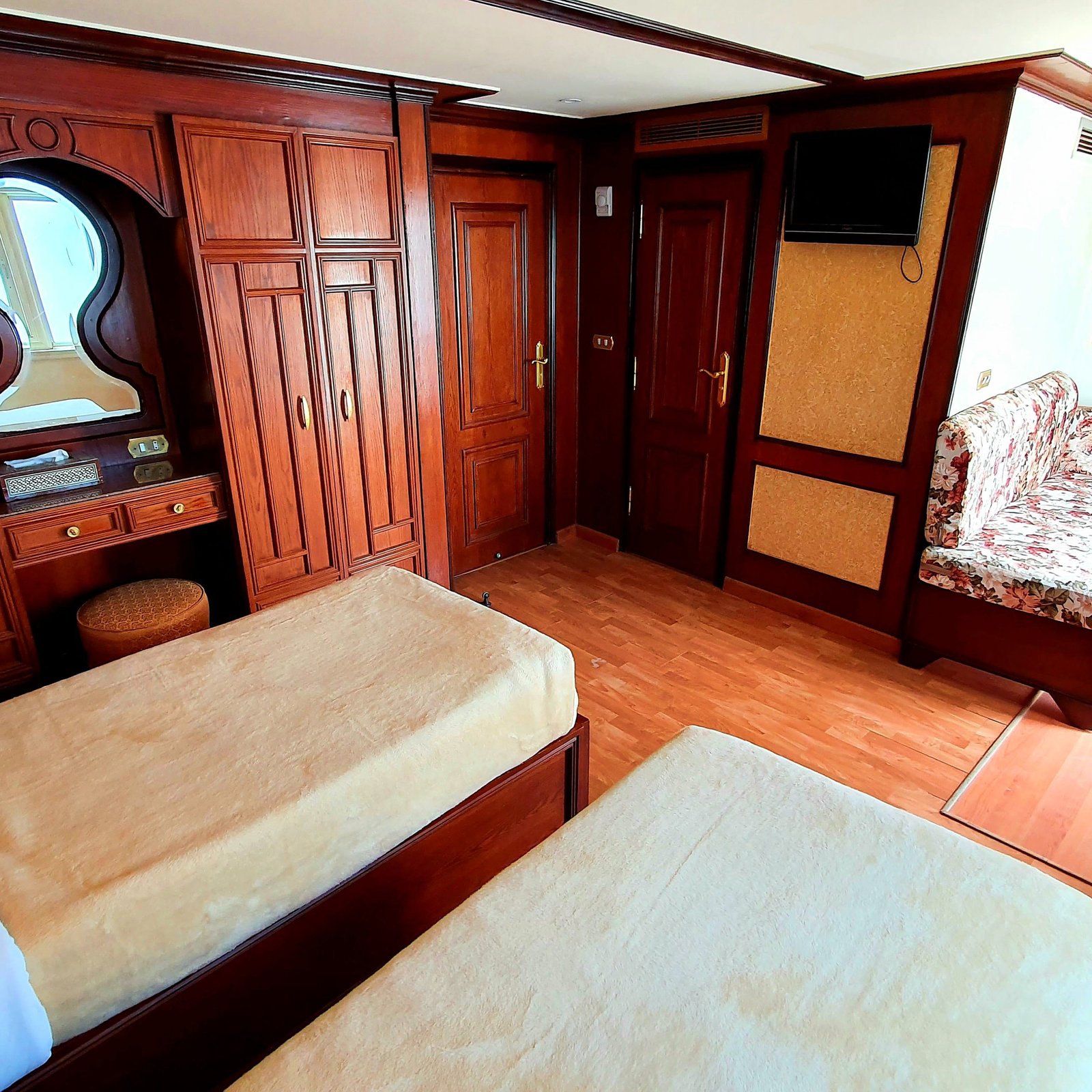 Dahabiya Nile Cruise from Luxor to Aswan